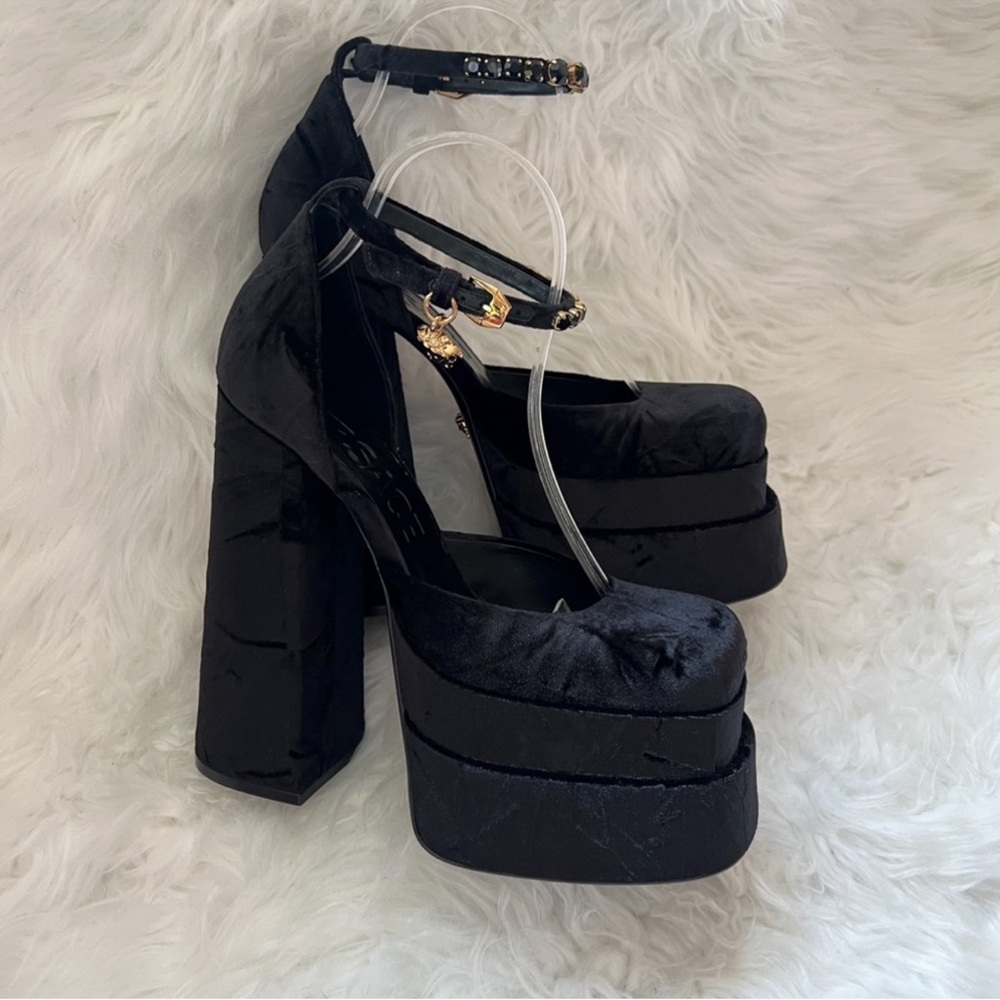 New! VERSACE Logo Medusa Charm Aevitas Embellished Crushed Velvet Platform Pumps - Picture 9 of 14